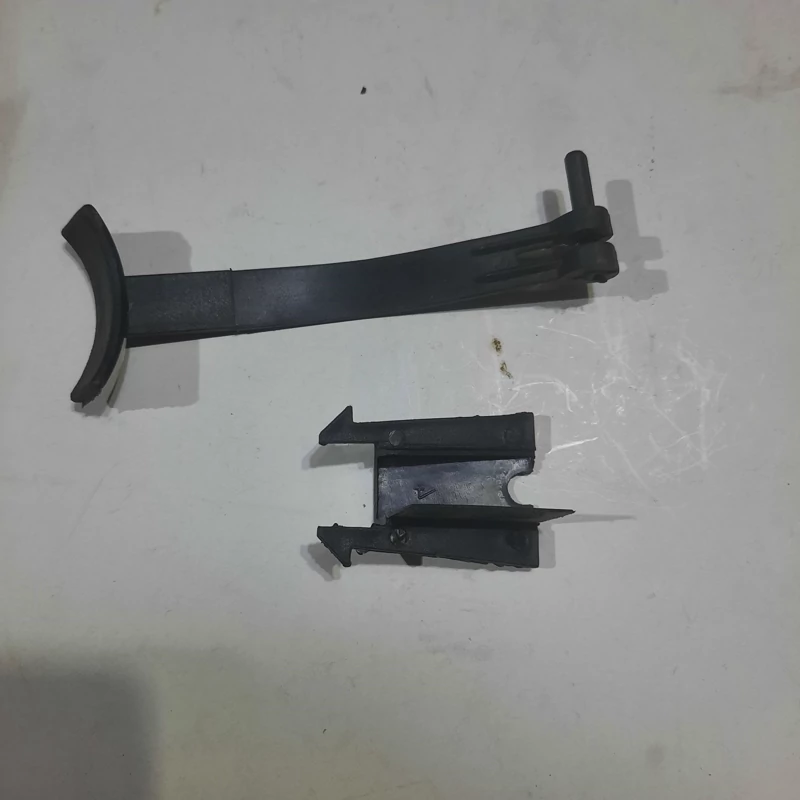 اهرم باز کن درب موتور پژو 405 با بست  نگهدارنده و پیم